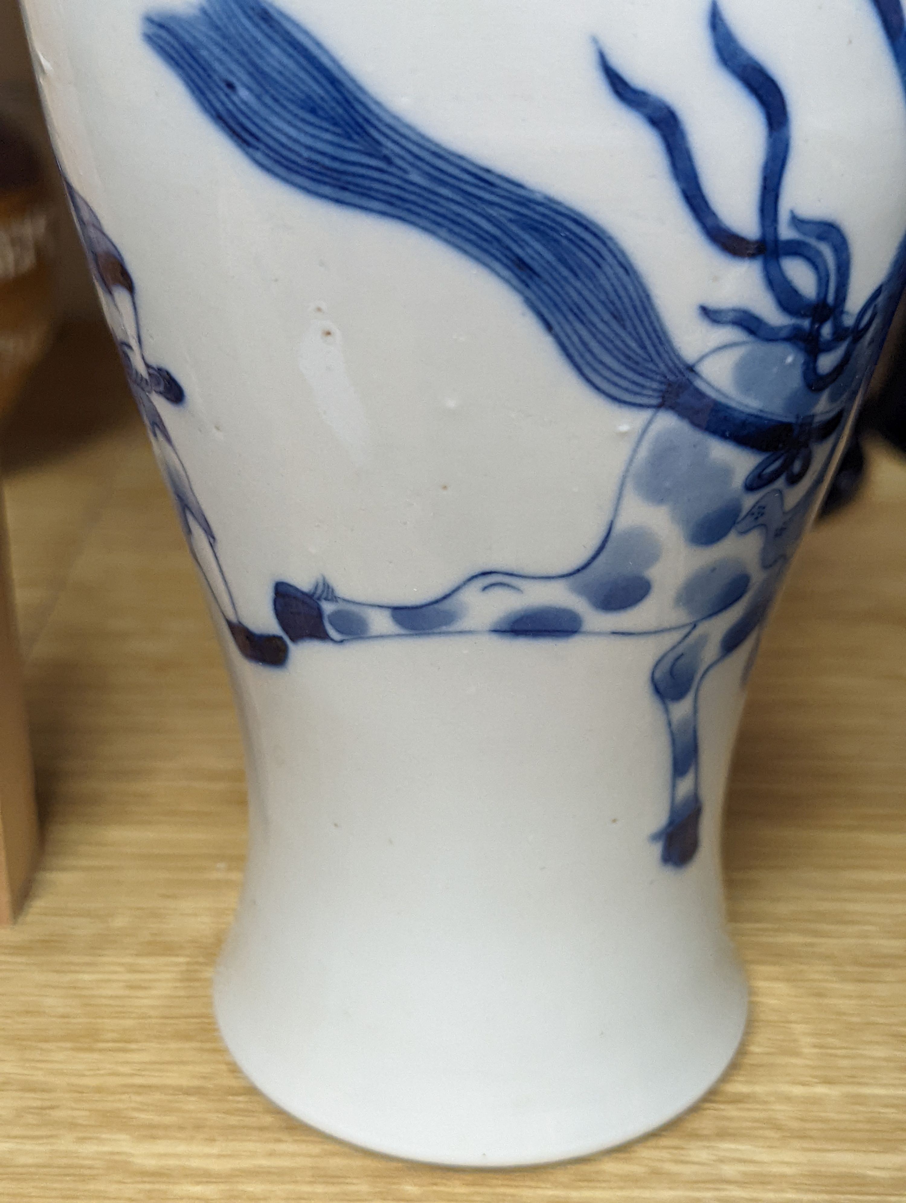 A Chinese blue and white figural meiping, 21.5cm